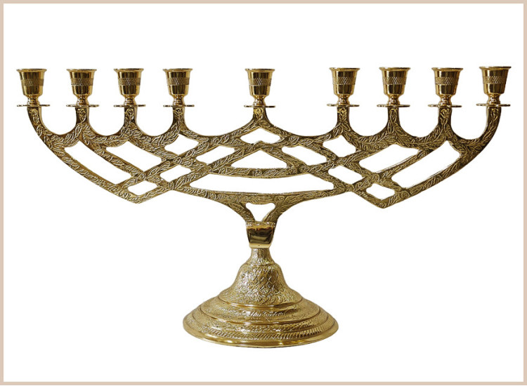 Candelabro Menorah dorado labrado EUCARISTÍAS SOLEMNES ALTAR SIGNOS CAMINO NEOCATECUMENAL